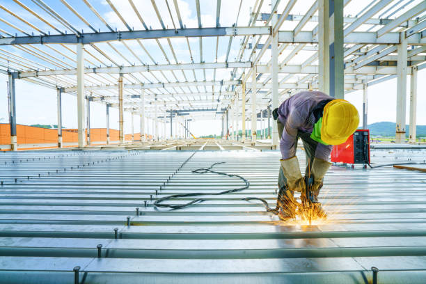 welder are welds re-bar shear keys metal deck slab of mezzanine floor under the construction building in the factory with blue sky - electric arc imagens e fotografias de stock