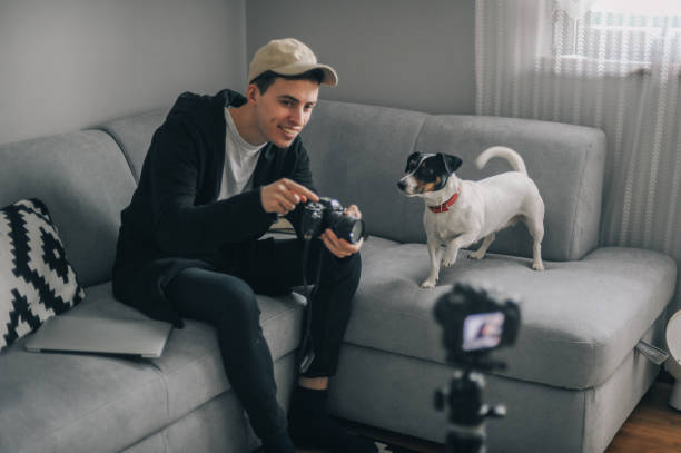 jovem fotógrafo fazendo um blog de vídeo - dog school audio - fotografias e filmes do acervo