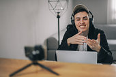 junge-youtuber-filmt-seinen-neuen-video-post.jpg?b=1&s=170x170&k=20&c=zlVw4fCeK6-_K9bnFMaTc7ftxDFyd4IdsKndDcMUXEk=
