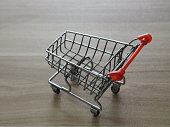 mini-modellwagen-supermarkt-auf-holztisch.jpg?b=1&s=170x170&k=20&c=Z-HRMML63kMgg0j15qzc8PdiEH8LWPx7UwkcyPPCzwE=