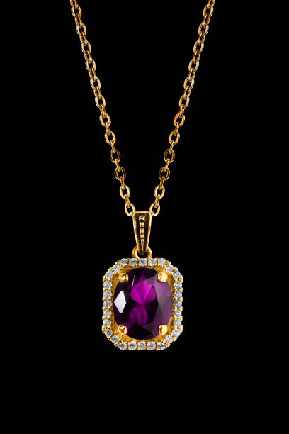 pingente de ametista em preto - amethyst necklace gem purple - fotografias e filmes do acervo