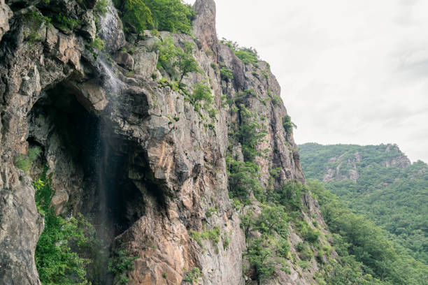 bellissimo scenario, scogliera e cascata del monte geumosan nella città di gumi, corea del sud - cliffside foto e immagini stock