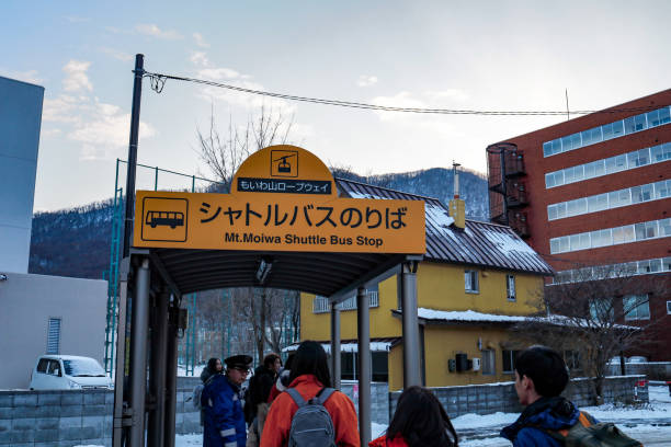 バスサービスは、ケーブルカー(ロープウェイ)を取るために観光客をもたらします - 北海道 札幌 道路 ハイアングル ストックフォトと画像