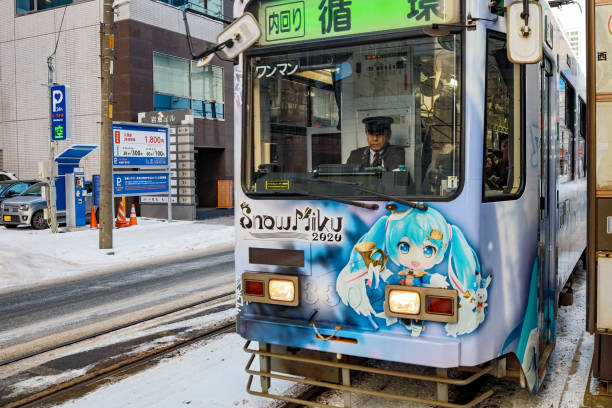 トラムシティラインサービスは、ケーブルカーを取るために観光客をもたらします - 北海道 札幌 道路 ハイアングル ストックフォトと画像