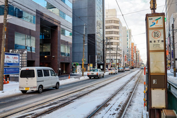 トラムシティラインサービスは、ケーブルカーを取るために観光客をもたらします - 北海道 札幌 道路 ハイアングル ストックフォトと画像