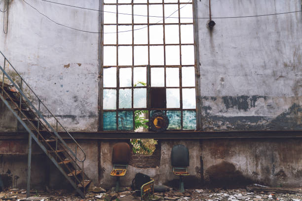 vecchio edificio della stazione ferroviaria abbandonata e finestra rotta e sedie con ruggine - burnt furniture chair old foto e immagini stock