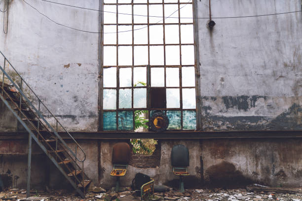 prédio de estação de trem abandonada antiga e janela quebrada e cadeiras com ferrugem - burnt furniture chair old - fotografias e filmes do acervo