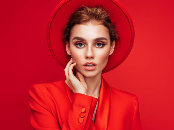 hermosa chica con maquillaje usando chaqueta roja y sombrero - jewelry fashion model women personal accessory fotografías e imágenes de stock