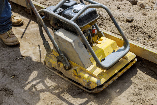 strumento compattatore a piastre vibranti per la compattazione della costruzione e la sabbia sul marciapiede - jumping jack compactor foto e immagini stock