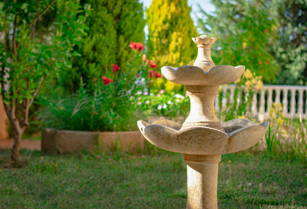 ozdobna marmurowa fontanna w zielonym ogrodzie z kwitnącymi drzewami i roślinami - fountain in garden zdjęcia i obrazy z banku zdjęć