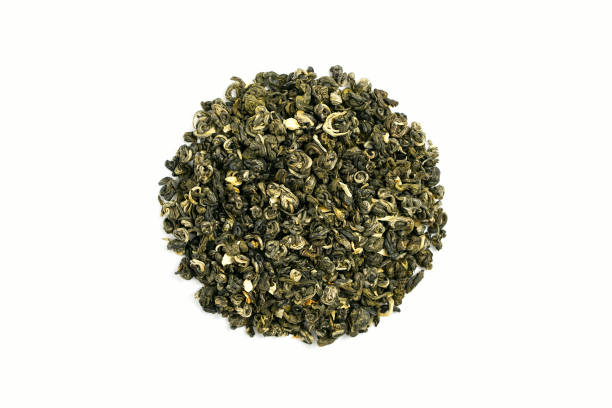 montón redondo de té seco. té verde chino con sabor a jazmín. té para bajar de peso - jasmine tea jasmine herbal tea drink fotografías e imágenes de stock