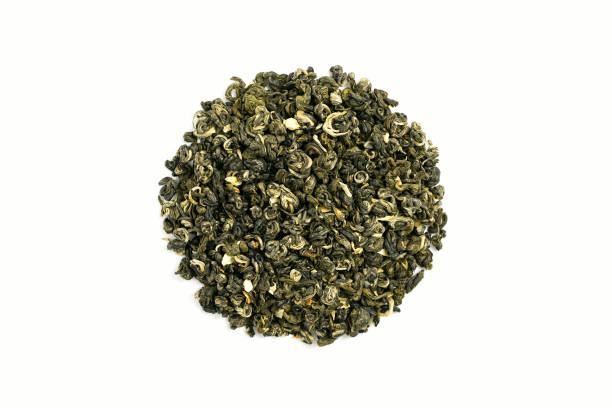 tas rond de thé sec. thé vert chinois avec la saveur de jasmin. thé pour la perte de poids - tea green tea jasmine chinese tea photos et images de collection