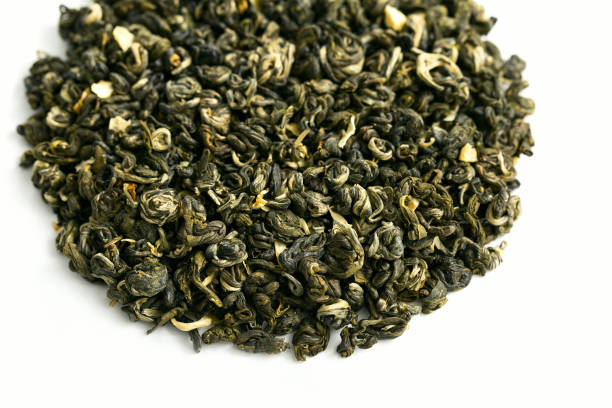 pilha redonda de chá seco. chá verde chinês com sabor de jasmine. chá para perda de peso e eliminação de toxinas - jasmine tea leaf dry green tea - fotografias e filmes do acervo