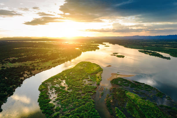 drohnenblick über den sambesi-fluss, sambia - flussinsel landform stock-fotos und bilder