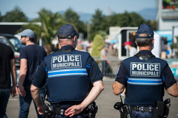 portrait on back view of municipal policemen patrolling in the street during the covid-19 pandemic - haut rhin imagens e fotografias de stock