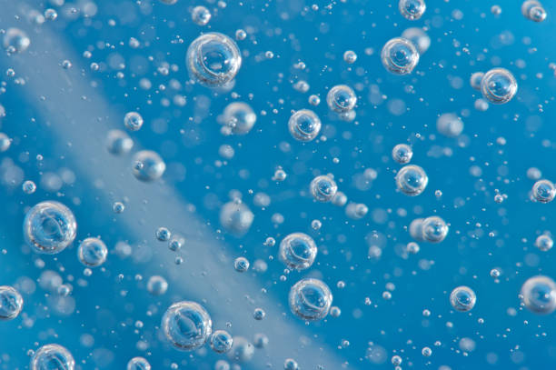 液体中の酸素。泡。背景の青。マクロ - sunbeam underwater blue light ストックフォトと画像