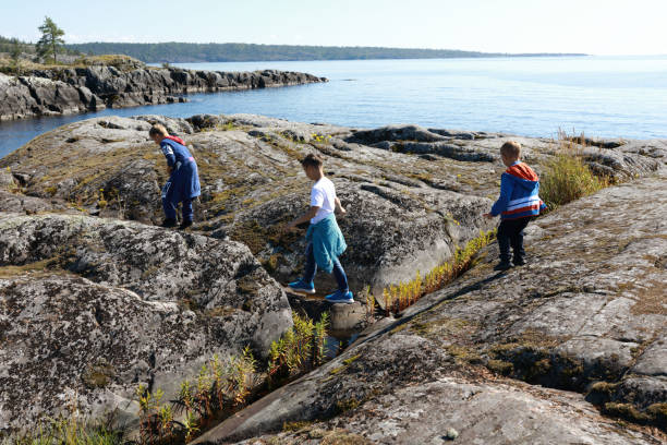 niños en la isla en el lago ladoga skerries - skerries fotografías e imágenes de stock