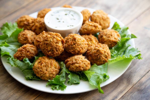 domowe falafel z sosem jogurtowym na drewnianym stole - cooked chick peas zdjęcia i obrazy z banku zdjęć