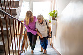 betreuer-in-der-seniorin-beim-treppensteigen.jpg?b=1&s=170x170&k=20&c=Xbqg5qlfj4Fu9kOv4QnCgwQIRCCB9e6N7mKNVgsfuj8=