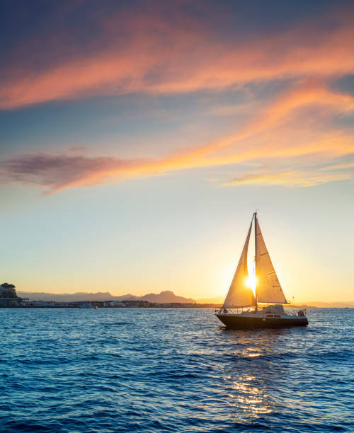 denia tramonto barca a vela dal mar mediterraneo alicante spagna - sailboat foto e immagini stock