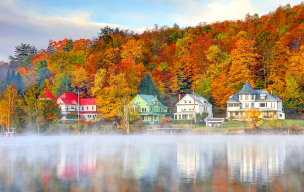 サラナック湖の秋,ニューヨーク - adirondack mountains ストックフォトと画像