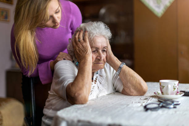 seniorin, die ihre ältere patientin consos - demenz stock-fotos und bilder