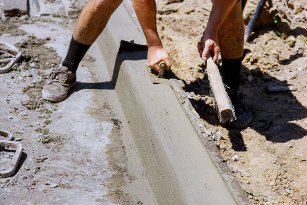 Installation of concrete curb for a convenient pedestrian crossing. Installation of concrete curb for a convenient pedestrian crossing, reconstruction of the sidewalk concrete in formwork stock pictures, royalty-free photos & images