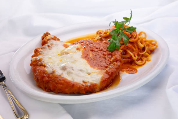 pollo parmigiano - tomato sauce domestic kitchen meat cheese foto e immagini stock