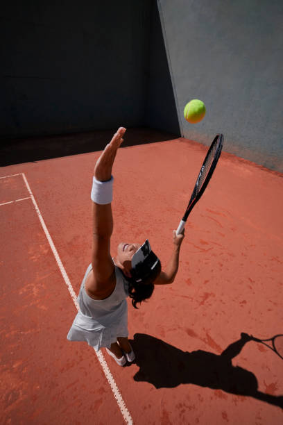 bille de service de femme pendant le match de tennis sur le court de terre battue - tournoi de tennis photos et images de collection