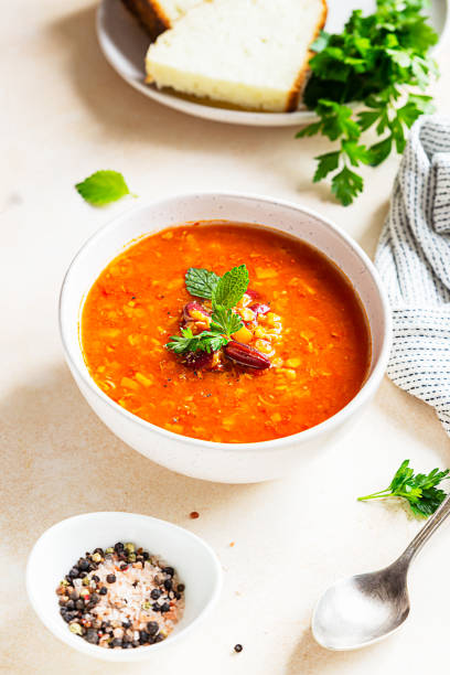 miska domowej roboty zupy z czerwonej fasoli i soczewicy, chleba i pietruszki na kamiennym tle. zupa warzywna pikantna. - lentil dinner holiday mediterranean cuisine zdjęcia i obrazy z banku zdjęć