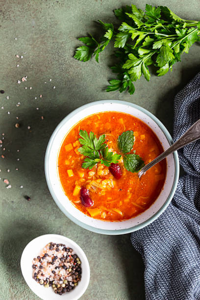 sopa casera de lentejas gruesas y frijoles rojos con verduras adornar con hierbas. comida en forma y saludable, vegetariana y vegana. enfoque selectivo. vista superior. - lentil dinner holiday mediterranean cuisine fotografías e imágenes de stock