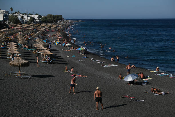 kamari beach, santorin, griechenland - black sand beach santorini greece stock-fotos und bilder