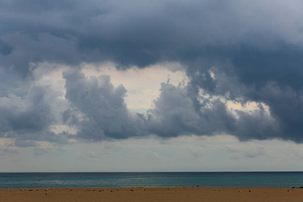 ciel nuageux au-dessus de la côte de mer - cumuliform photos et images de collection