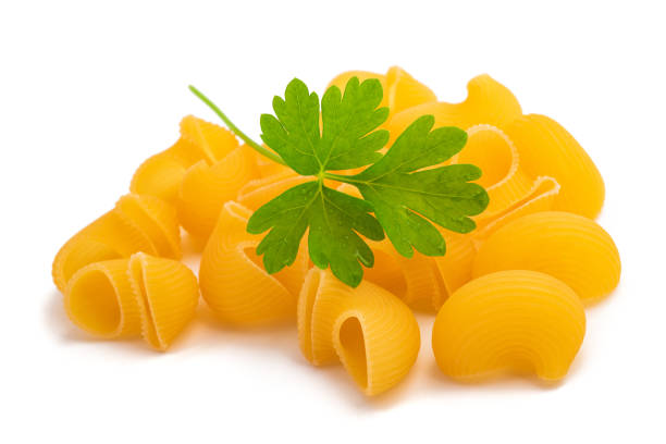 труба rigate макароны с петрушкой - pasta shell conchiglie pipe carbohydrate стоковые фото и изображения