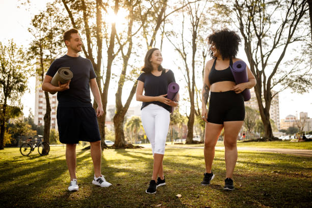 yoga ao ar livre - yoga exercising outdoors group of people - fotografias e filmes do acervo