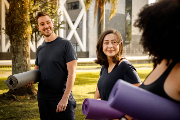 yoga ao ar livre - yoga exercising outdoors group of people - fotografias e filmes do acervo