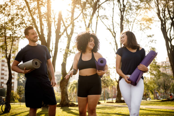 yoga ao ar livre - yoga exercising outdoors group of people - fotografias e filmes do acervo