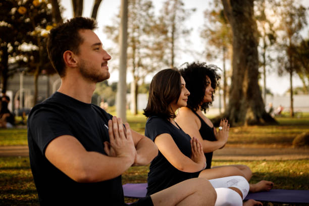 yoga ao ar livre - yoga exercising outdoors group of people - fotografias e filmes do acervo