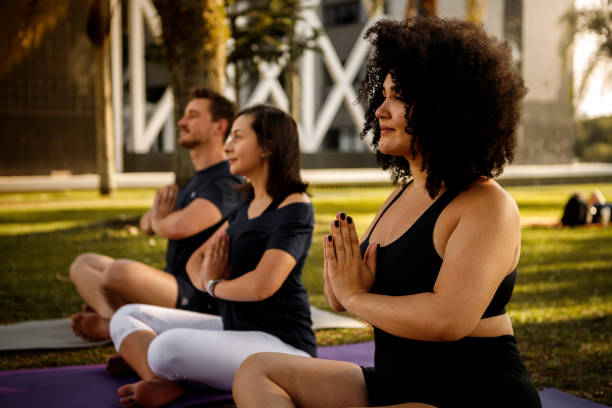 yoga ao ar livre - yoga exercising outdoors group of people - fotografias e filmes do acervo