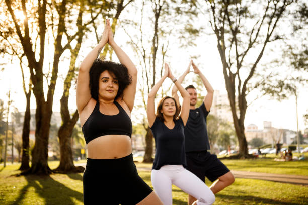 yoga ao ar livre - yoga exercising outdoors group of people - fotografias e filmes do acervo