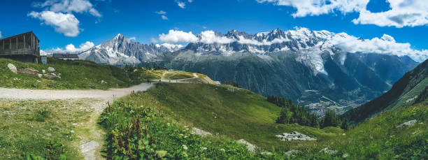 panoramablick auf eine stadt in den französischen alpen, umgeben von bergen an einem bewölkten tag - clear sky village landscape landscaped stock-fotos und bilder