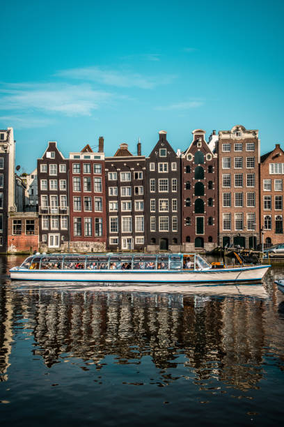 tourisme du canal de la rivière amstel à son apogée - magere brug photos et images de collection