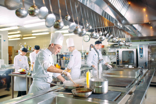 cuisine moderne. les chefs préparent les repas dans la cuisine du restaurant. - cuisine professionnelle photos et images de collection