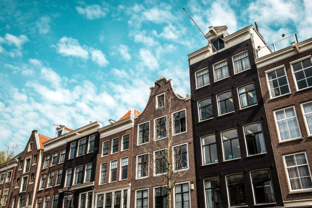 architecture hollandaise traditionnelle dans les immeubles d’appartements d’amsterdam, pays-bas - magere brug photos et images de collection