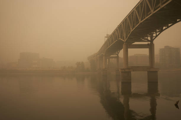 portland downtown waterfront durante gli incendi dell'oregon - global warming smog city pollution foto e immagini stock