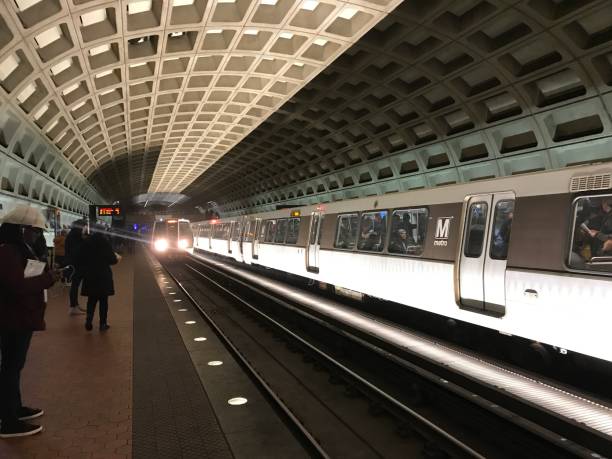 washington dc estação de metrô / farragut plataforma oeste chegando trem. - farragut - fotografias e filmes do acervo