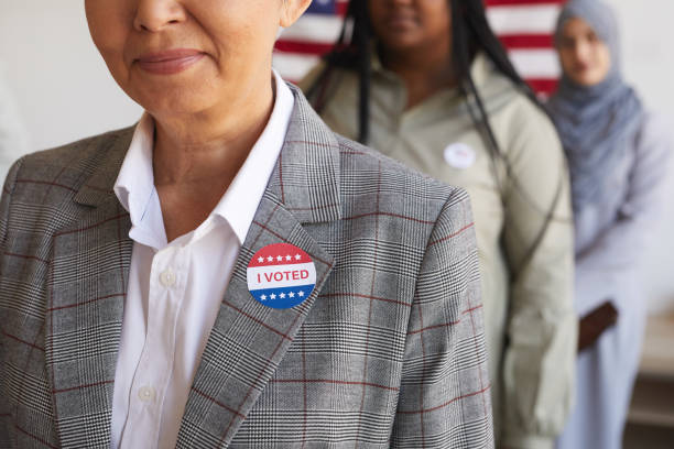 senior voter background - voting usa button politics imagens e fotografias de stock