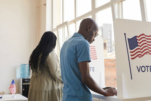 african-american people in voting booth - jovens a votar imagens e fotografias de stock