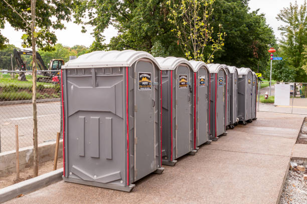 une ligne de porta johns, pittsburgh, pennsylvanie, etats-unis - porta potty photos et images de collection