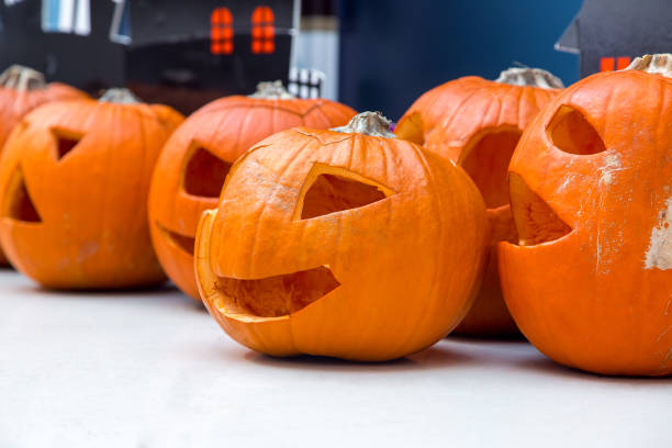 頭の形で怖いランタンのための切り抜いた穴を持つカボチャは、ハロウィーンのお祝いの装飾のための象徴的なオブジェクトです, サイドビューをクローズアップ, 誰も. - photography close up side view halloween ストックフォトと画像